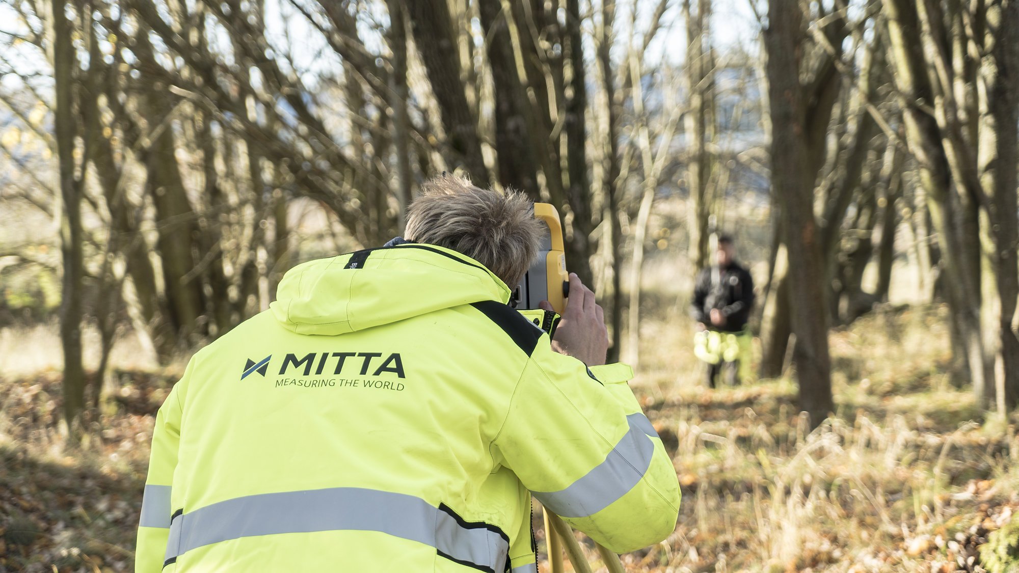 mies mittaa, man is surveying